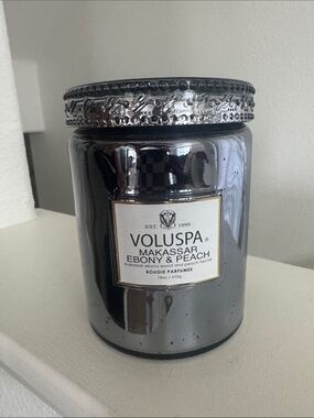 Voluspa Makassar Ebony & Peach Candle - Glossy Dark Gray Jar with Silver Lid